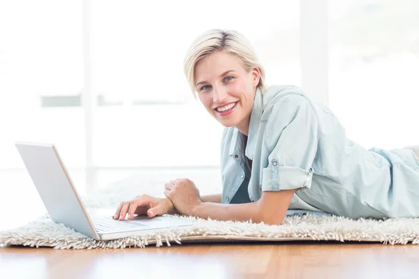 Mulher loira no chão usando laptop — Fotografia de Stock
