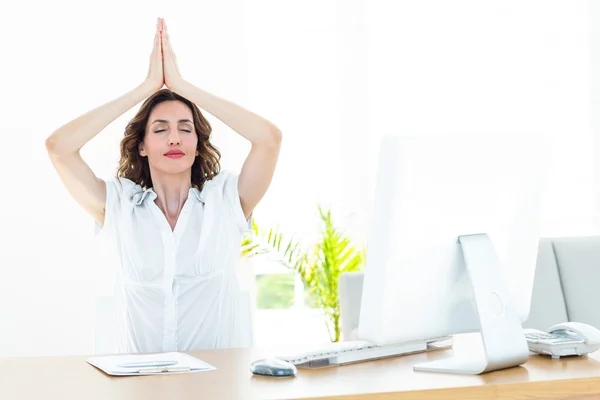 Ontspannen zakenvrouw doen yoga — Stockfoto