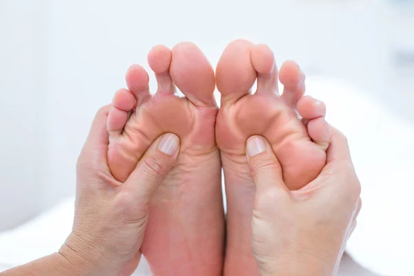 Fisioterapeuta fazendo massagem nos pés — Fotografia de Stock