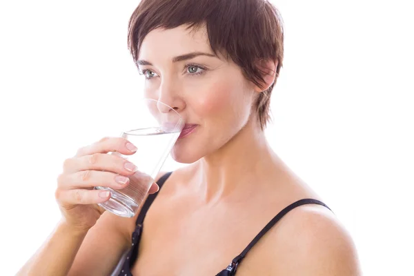 Femme enceinte buvant un verre d'eau — Photo