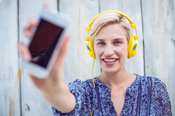 Vrouw luisteren muziek met mobiele telefoon — Stockfoto