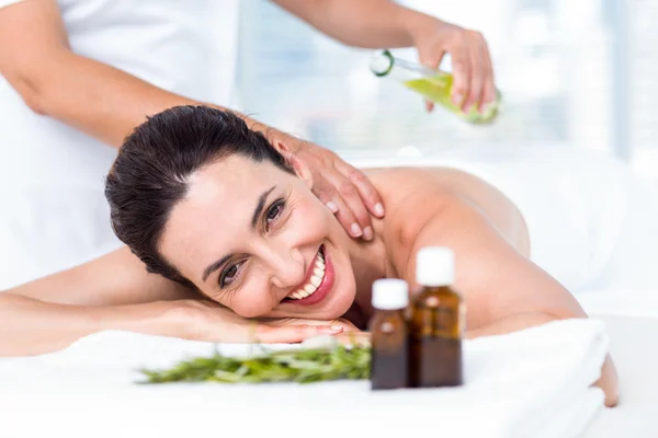 Vrouw krijgen van een aromatherapie behandeling — Stockfoto