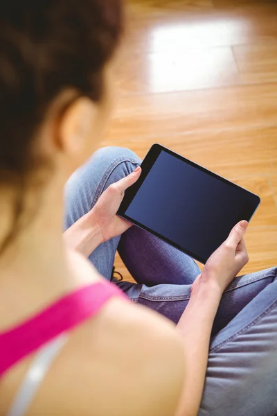 Dorywczo kobiety za pomocą jej komputera typu tablet — Zdjęcie stockowe