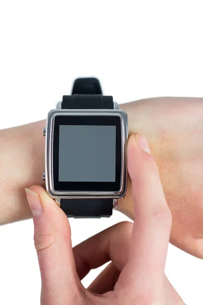 Vrouw met behulp van haar smartwatch — Stockfoto