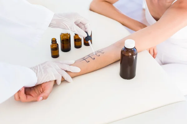 Doctor doing skin prick test at her patient — Stock Photo, Image