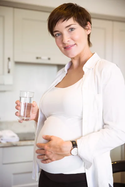 Femme enceinte prenant un verre d'eau — Photo