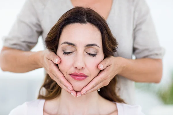 Frau bekommt Reiki-Therapie — Stockfoto