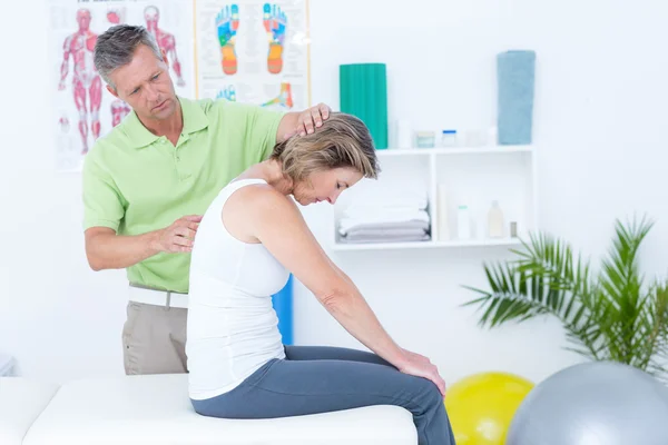 Dottore stretching suo pazienti indietro — Foto Stock