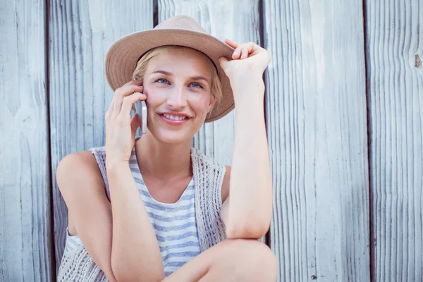 Söt blond kvinna ringer på telefon — Stockfoto