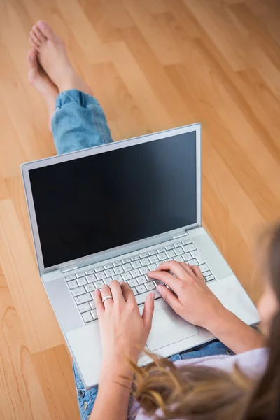 Brunette op de vloer met behulp van laptop — Stockfoto