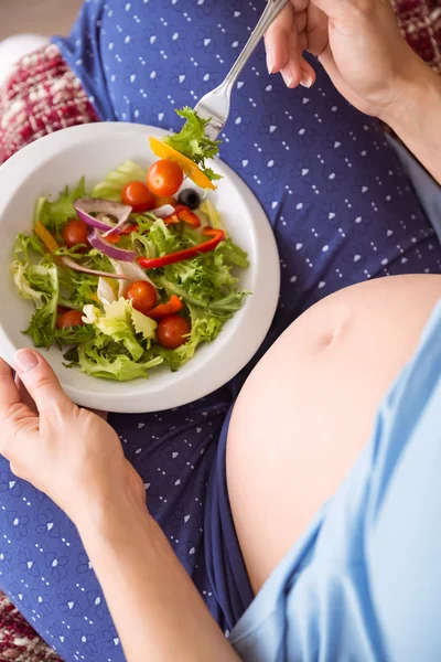Mujer embarazada comiendo una ensalada — Foto de Stock