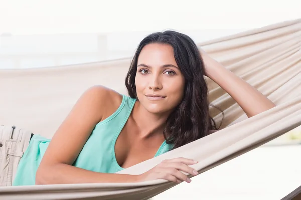 Mooie brunette ontspannen op een hangmat — Stockfoto