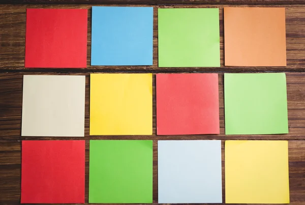 Colorido pegajoso postar seu no fundo de madeira — Fotografia de Stock