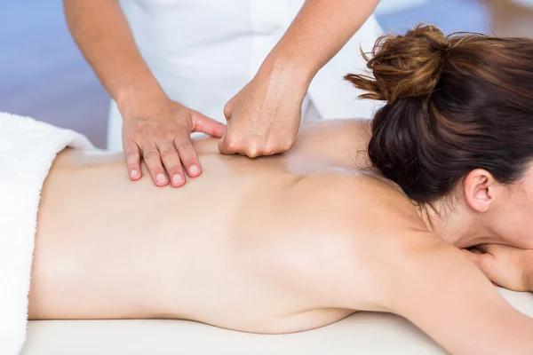 Bruna ottenere indietro massaggio — Foto Stock