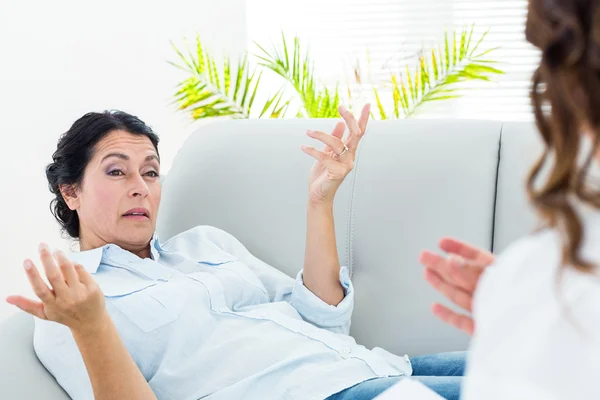 Депресивна жінка розмовляє зі своїм терапевтом — стокове фото