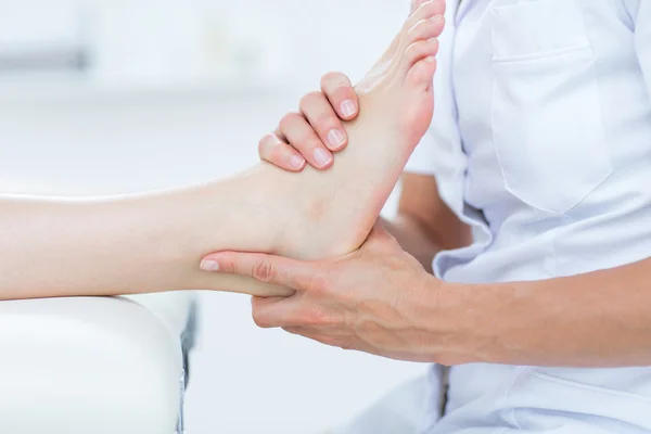 Physiotherapist doing foot massage — Stock Photo, Image