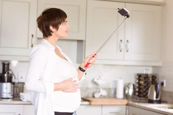 Pregnant woman taking a selfie — Stock Photo, Image