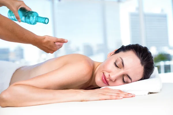Morena relaxada recebendo massagem nas costas — Fotografia de Stock