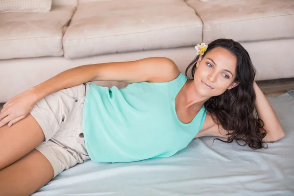 Půvabná brunetka ležící na podlaze — Stock fotografie