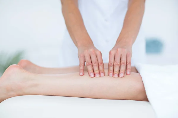Физиотерапевт делает массаж ног — стоковое фото