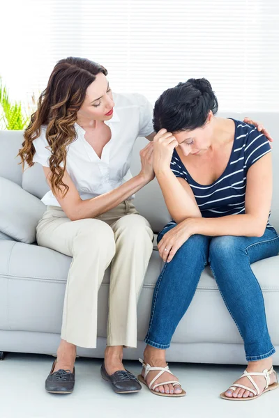 Terapeuta consolando a su paciente — Foto de Stock