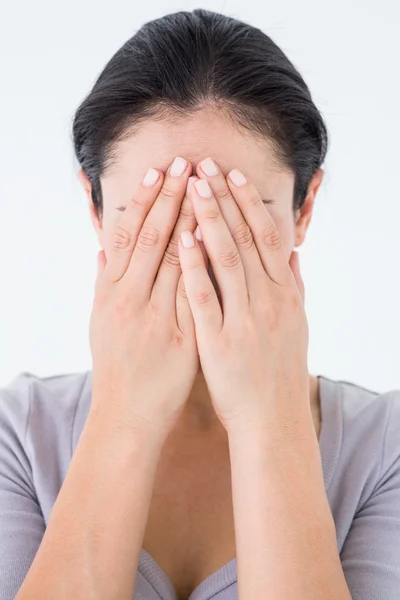 Mujer triste escondiendo su cara —  Fotos de Stock