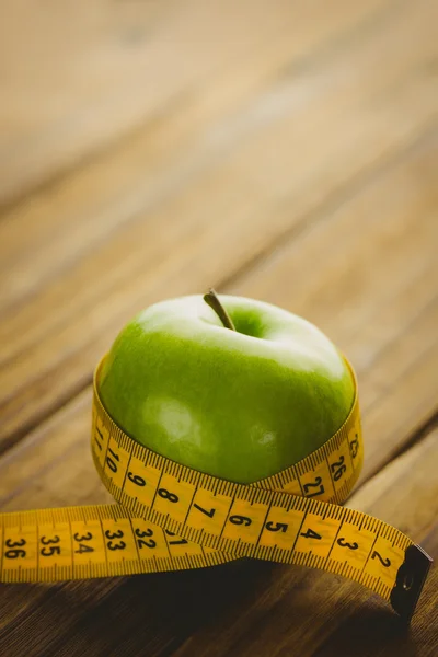 Manzana verde con cinta métrica —  Fotos de Stock