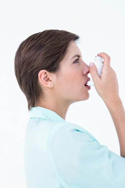 Vacker kvinna med hennes inhalator — Stockfoto