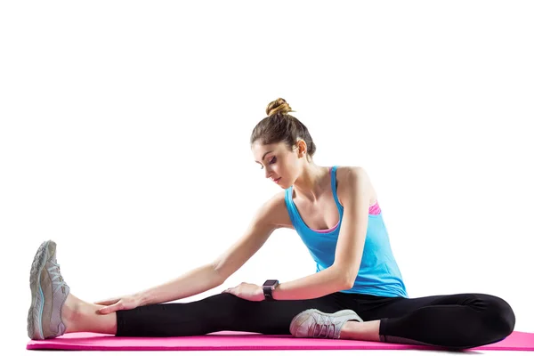 Fit vrouw die zich uitstrekt over Trainingsmat — Stockfoto