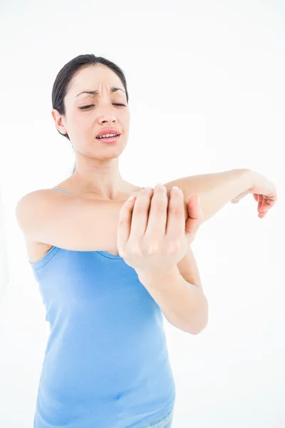 Mujer que sufre de dolor de codo — Foto de Stock