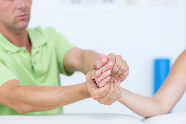 Arts behandeling van zijn patiënten hand — Stockfoto