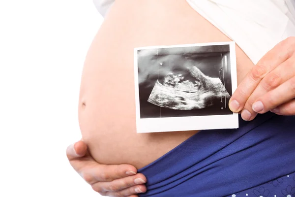 Mujer embarazada mostrando ecografías — Foto de Stock