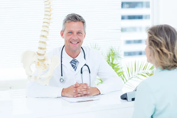 Doctor smiling at camera — Stock Photo, Image