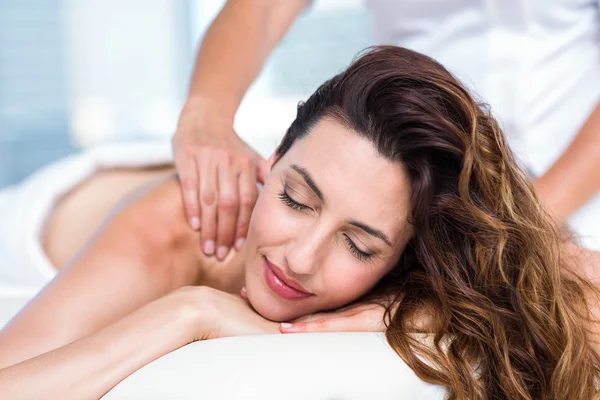 Lachende brunette terugkrijgen van massage — Stockfoto