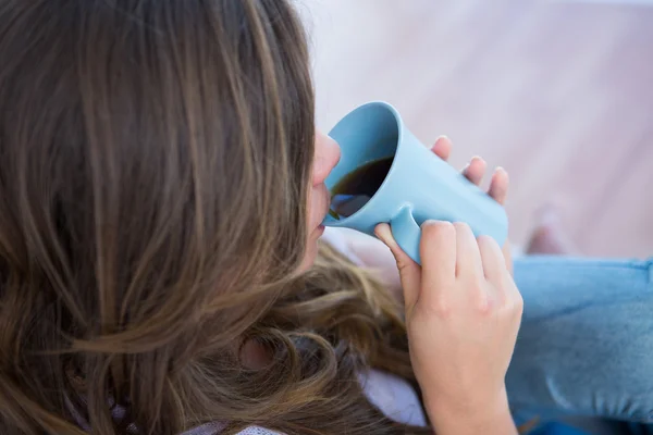 Attraktive Brünette trinkt eine Tasse Kaffee — Stockfoto