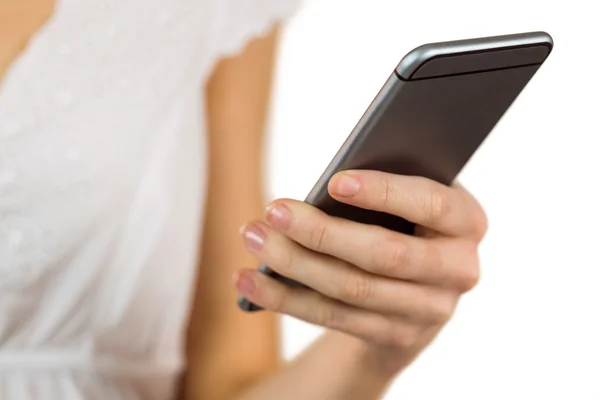 Mujer enviando un mensaje de texto — Foto de Stock