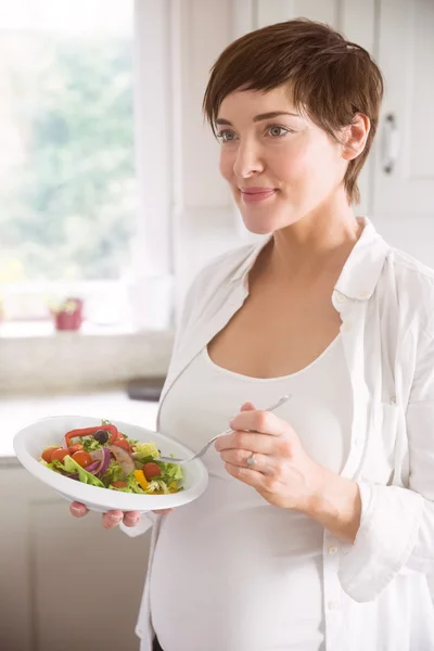 Pregnant woman having bowl of salad — Stock Photo, Image