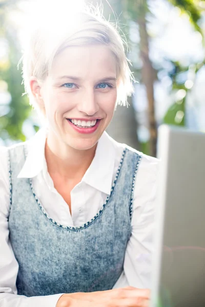 Hübsche blonde Frau mit ihrem Laptop — Stockfoto