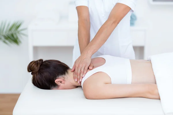 Fisioterapeuta haciendo masaje en el cuello — Foto de Stock