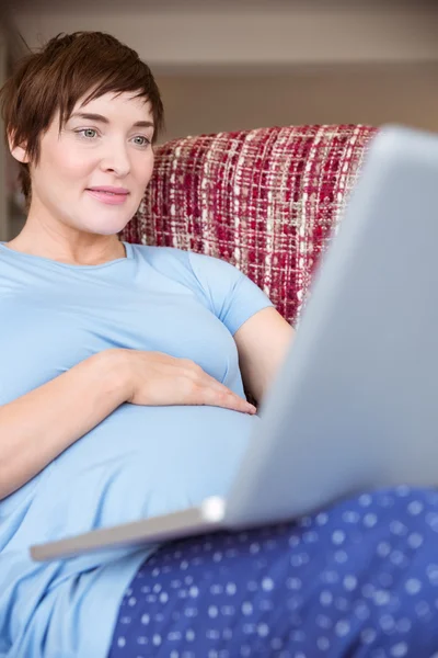 Hamile kadın onu laptop kullanma — Stok fotoğraf