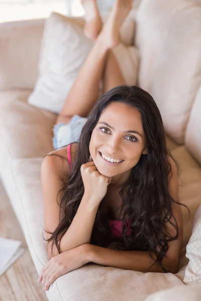 Pretty brunette relaxing on the couch — Stock Photo, Image