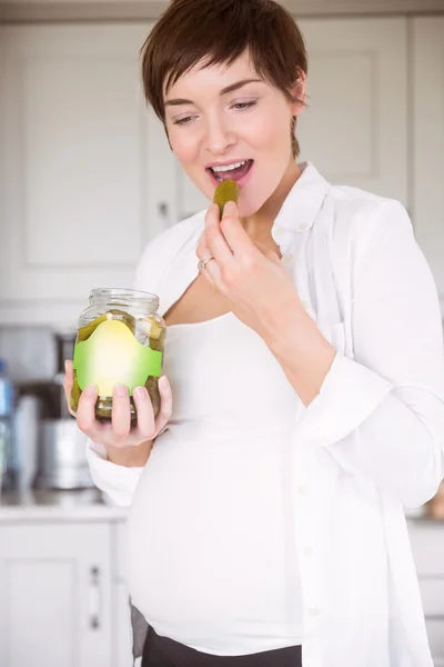 Mulher grávida comendo jarro de picles — Fotografia de Stock