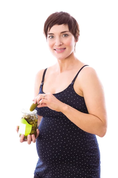 Terhes nő evés jar, vegyes savanyúság — Stock Fotó