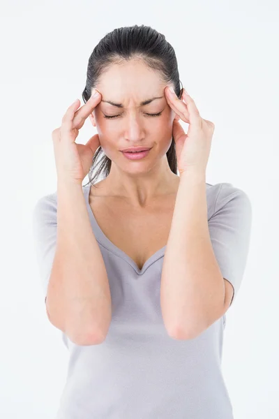 Brunetka kobieta cierpi na migrenę — Zdjęcie stockowe