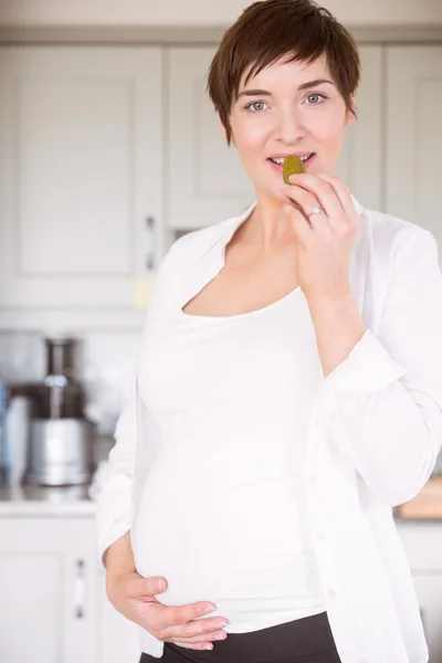 Schwangere isst Glas mit Gurken — Stockfoto