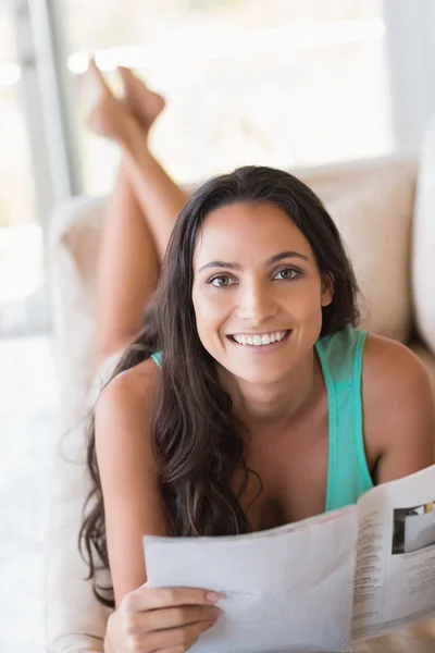 Pretty brunette reading magazine — Stock Photo, Image