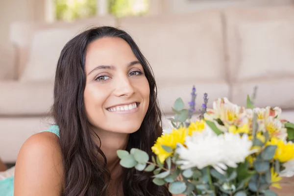 Mooie brunette liggend op de vloer — Stockfoto