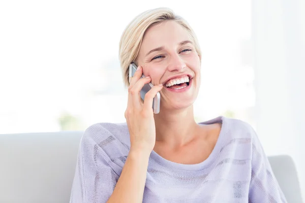 Pretty blonde woman calling on the phone — Stock Photo, Image