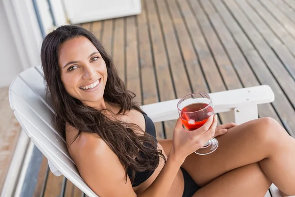 Beautiful woman relaxing and holding drink — Stock Photo, Image