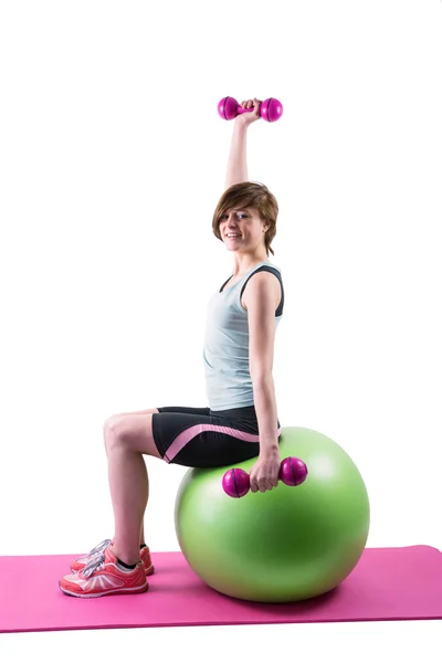 Morena haciendo ejercicio en la pelota de fitness — Foto de Stock